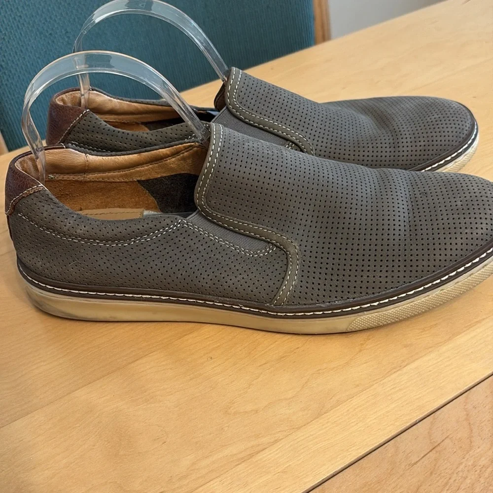 Men’s Johnston & Murphy McGuffey Gray Slip-On Perforated Suede Loafer. Size 10.5